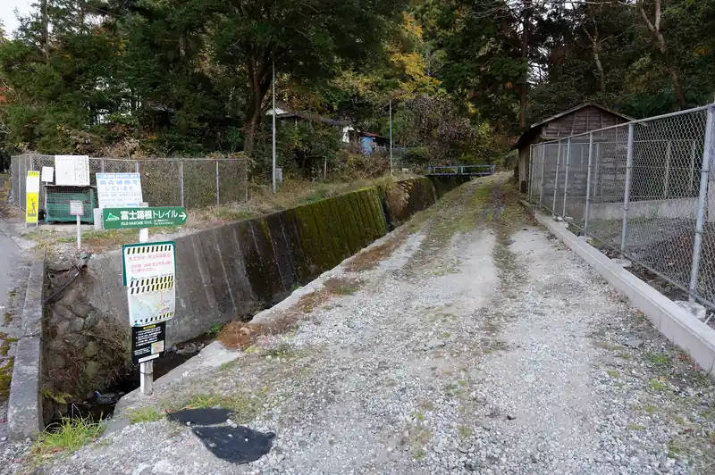 ここを入っていくと奈良尾山経由のルートなんですが、事前情報では通行止め、ということなので、無視してまっすぐ舗装路を歩いていきます。