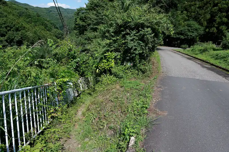 これまた藪っぽいショートカット道へ。
道標もあるので大丈夫だろう…去年歩いたときも大丈夫だったし、きっと大丈夫だ、と自分に言い聞かせて進む。

この後、無事、打出バス停に到着し、バスで小川町駅へ。
発車寸前の電車に飛び乗り帰路に着いたのでした。