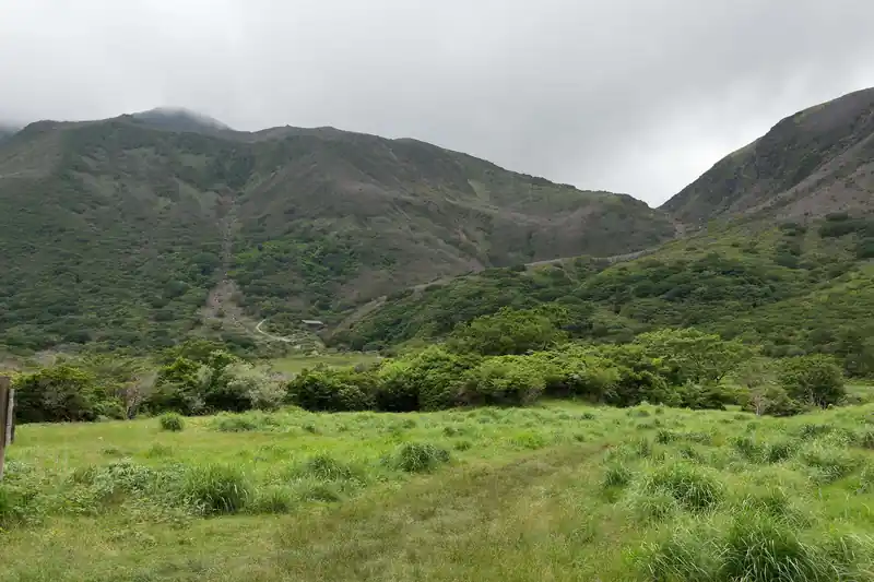 坊ガツルから法華院温泉山荘。

結構草ボウボウ。テント泊者もなし。
なお、お昼ごはんを食べている時に知ったのですが、この日、宿泊したのは妻と私で二人だけだったようです。