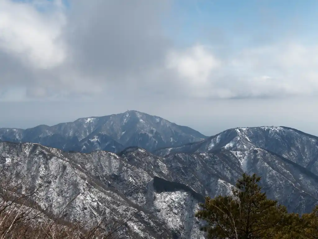 右側に三ノ塔、奥に大山。山肌が雪で白くなっている。