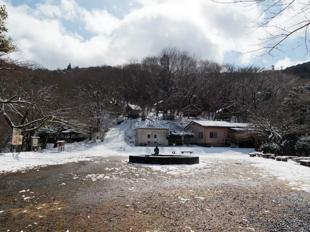 キャンプ場の入口らしき場所に出る。
ここにも登山者が二人と、キャンプ場関係者と思われる計3人が休憩中だった。