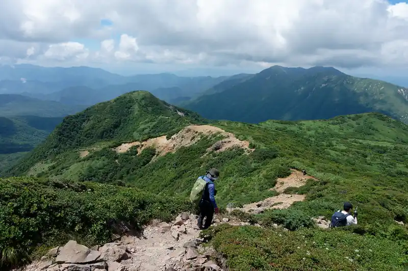 隠居倉へ向かう登山者。