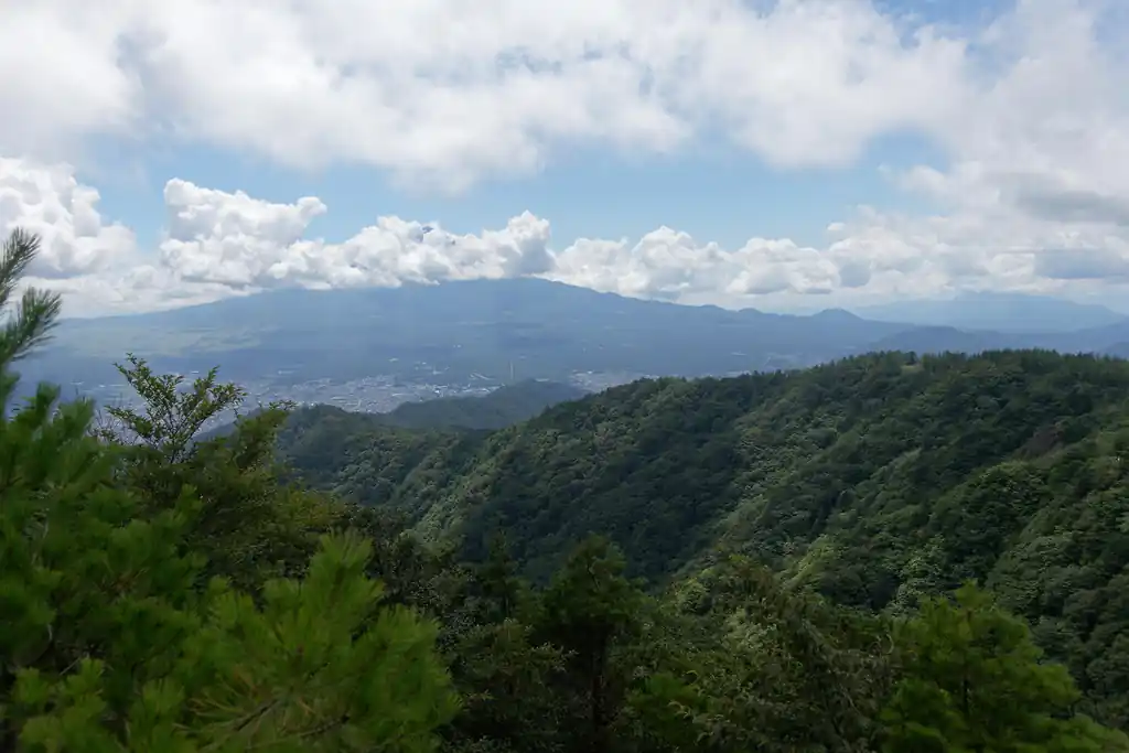 これから歩いていく稜線が見えますね。非常になだらかで歩きやすそうな稜線です。
ずっと歩いていくとロープウェイで登ることができるカチカチ山に出ます。