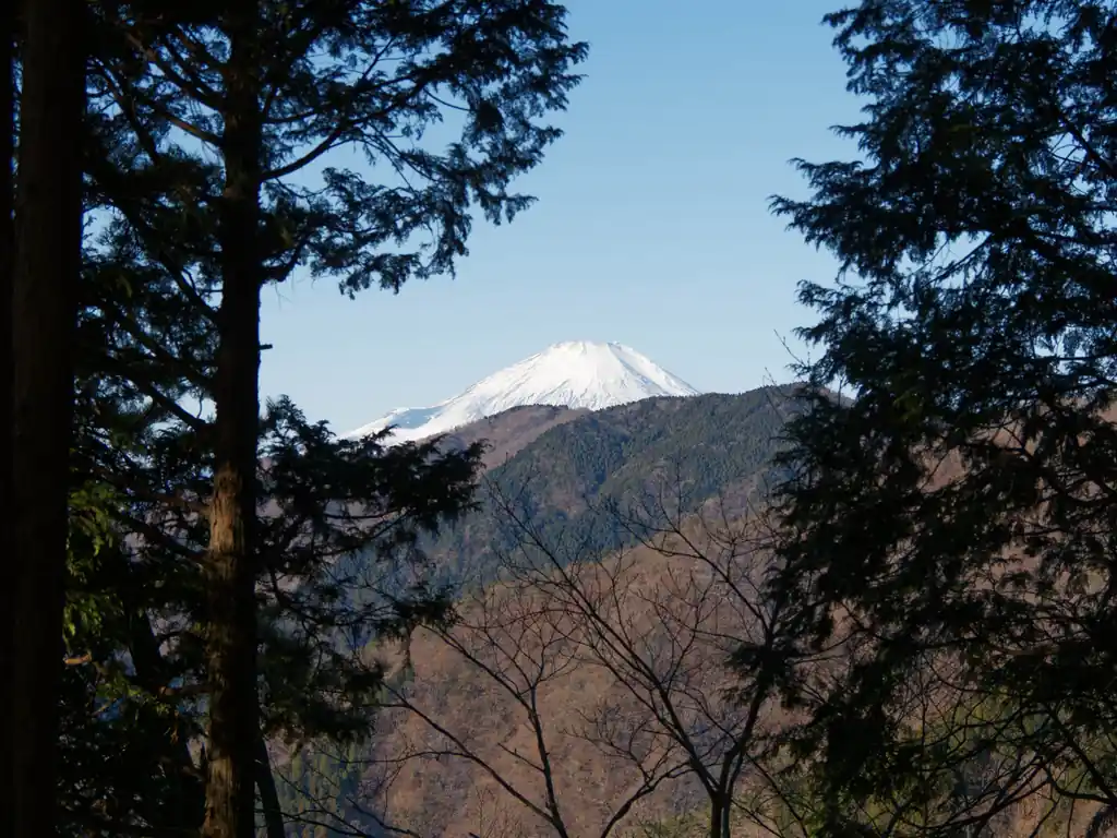 堀山の家前の休憩スペースから富士山が頭をのぞかせている。