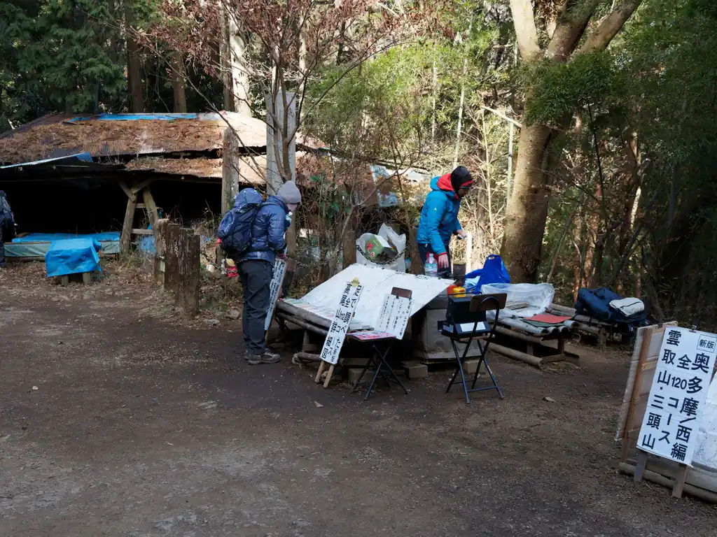 ここでなんかやってるなあ、と見てみたら吉備人出版の登山詳細地図を売っていた。

私は既に持ってるので何も買わなかったけど、こんなところで露店売りしてるんですねえ。