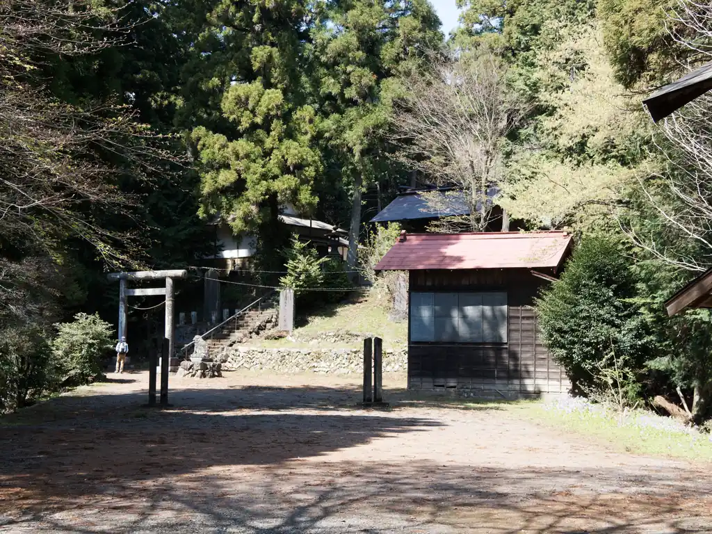 諏訪神社。暖かくなってきたのでもっと人がいるかと思いきや、2～3人休憩しているだけでした。

ここにはトイレがありますが、ユガテまでの道のりで最後のトイレです。