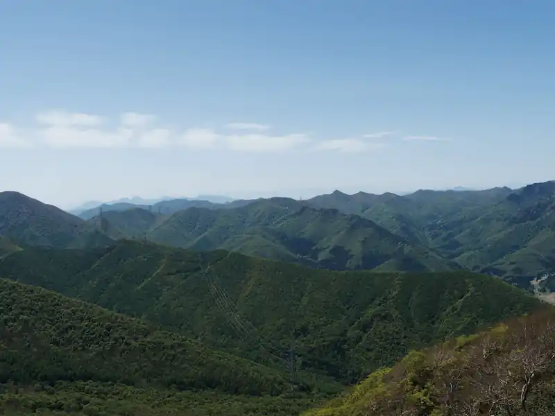 松手山は眺めがよく、休憩スポット。岩が良い感じに転がっているので、岩に腰掛けて少し休む。
う～む、しかし良い景色だ。