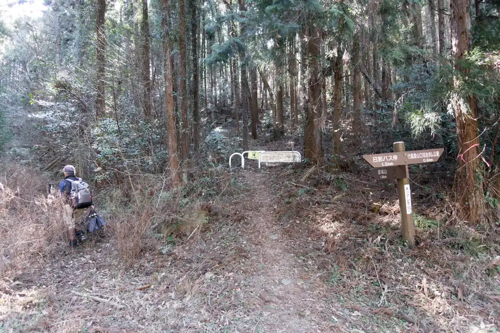 で、登山口。なかなかこじんまりとした登山口です。左の藪の方に突き進んでおられるのは、たぶん登山者というより仕事側？な感じがしました。まあ挨拶しただけで何も聞かなかったので、よくわからないですが。