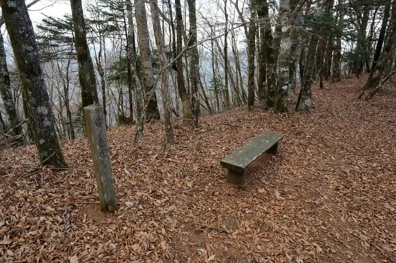 前の岳に到着。ここはベンチが一つだけ。