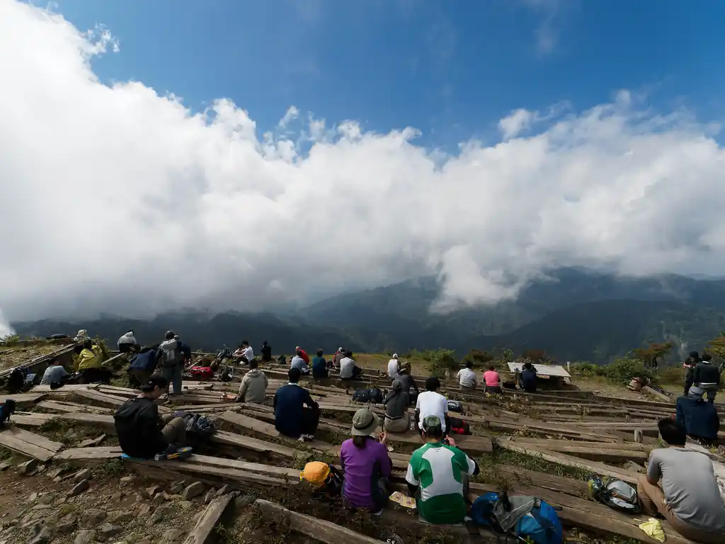 良い景色です。いささか雲が多いけど。
山頂は風が強く、一枚羽織る人が多かったです。
私は半袖で過ごしましたが、丁度いい、と少し寒いの中間くらいだったかな。