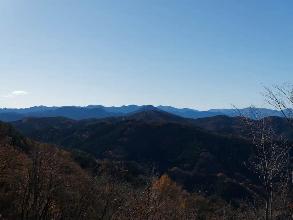 目の前の電波塔は川木沢の頭と、丸山のものだろうと思う。その奥に武甲山の山頂がひょっこり見えている。