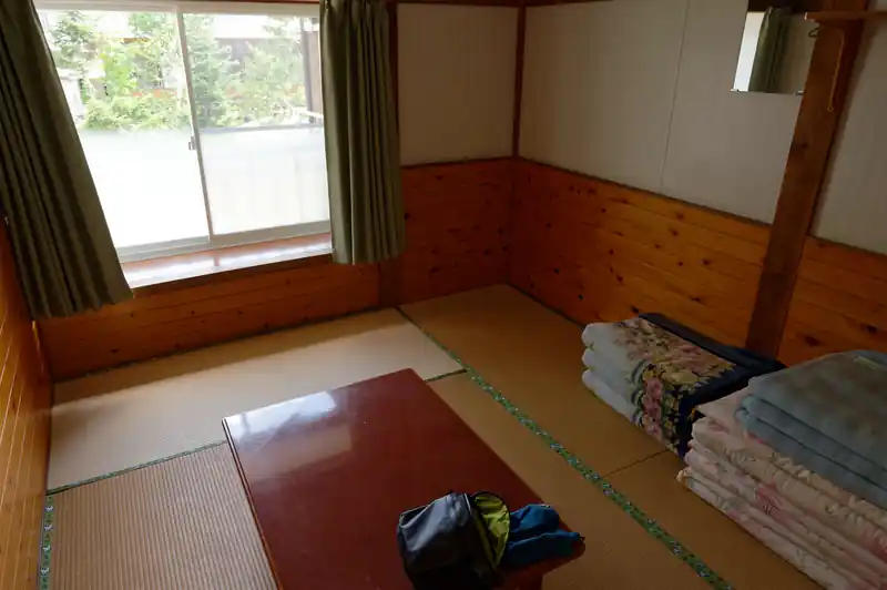 ここも御池ロッジと同じく六畳の畳部屋。
妙に落ち着くこの雰囲気はなぜだろうか。