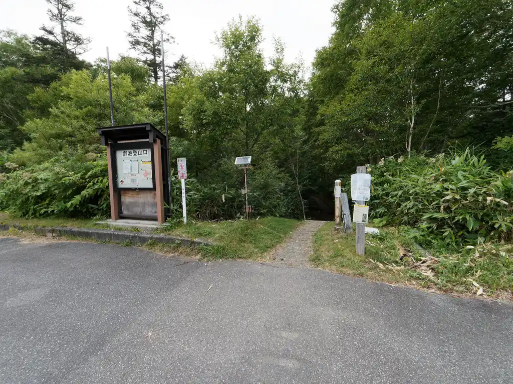 なんとか雨が降り始める前に尾瀬御池の登山口に到着。

ここは大きい駐車場になっていて、3～4割くらい埋まっていた。