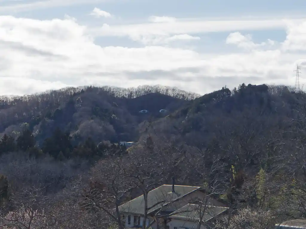 なんか変なテントが山肌にあるなあ、と思って見ていたんですが、この位置から見ると目に見えますね。