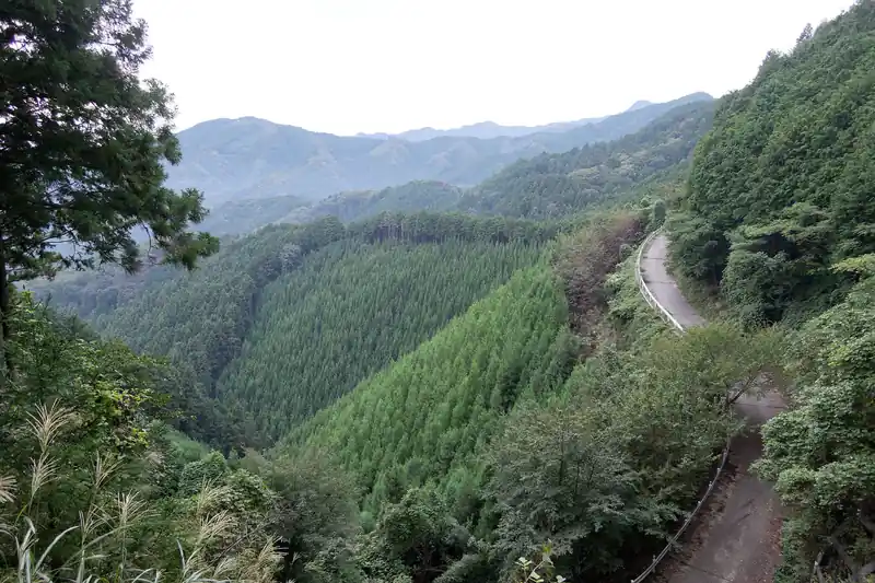 そのまま歩いていくと今度は擁壁の上の狭い道を歩くところへ。
ここからの眺めは良いものの、天気がイマイチ微妙なのでパッとしない感じ。