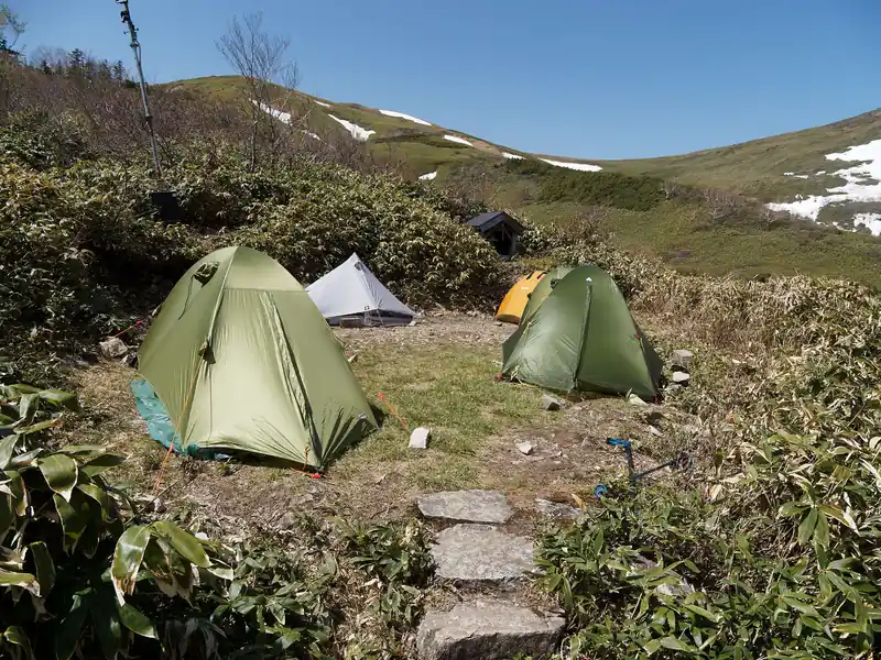 平標山の家に到着。テント場があったので、怪しまれない程度に凝視して観察する。
私もテント泊はやりたいのだが、過去2回はキャンプ場利用で周りに登山者のテント泊が居らず、あまり他の人の行動を見て勉強に出来ずにいる。
山のテント場は貴重な観察の機会である。