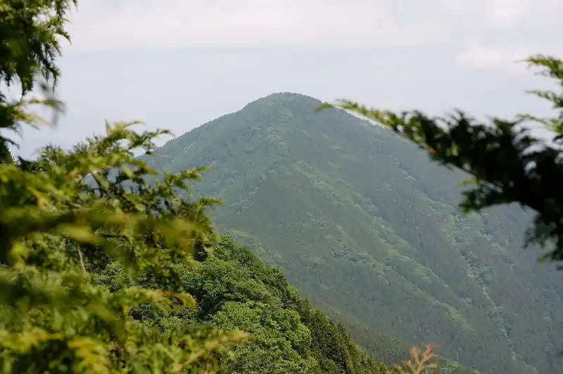 雨乞岩から進んでいくと削れてない方の武甲山が見えました。
