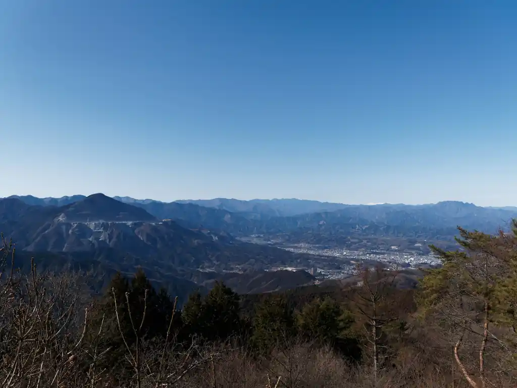 左に武甲山、右に両神山。
両神山のちょっと左にあるのが八ヶ岳らしい。
和名倉山・三峰神社なども見えるらしいが…よくわからず。