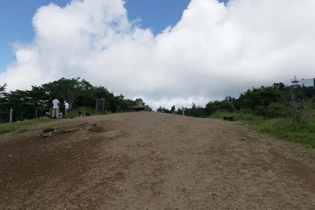 途中ベンチのある開けたところがあったので、ここで一本立ててお昼にします。気温は涼しいのだが、直射日光がきつい。