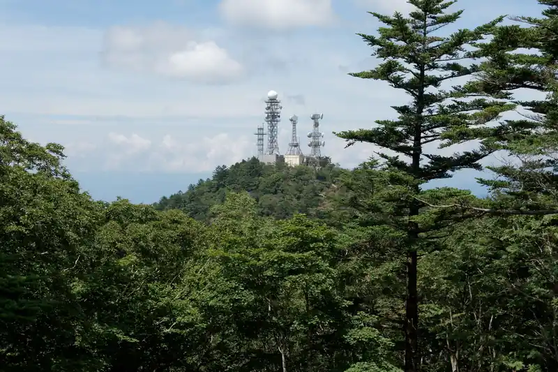 振り返ると御巣鷹山のアンテナ群が見えます。
