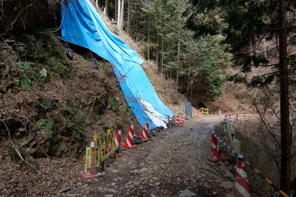 崩落地を通り過ぎ…