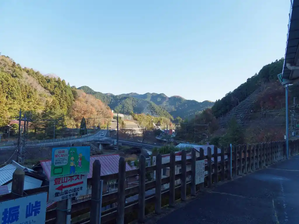 始まりは吾野駅である。午前8時45分くらいに到着し、準備を整えたら出発する。実は、同じ週の月曜日に顔振峠まで登ったのだが、天気が悪く、やる気を無くして下山している。今回はそのリベンジでもある。