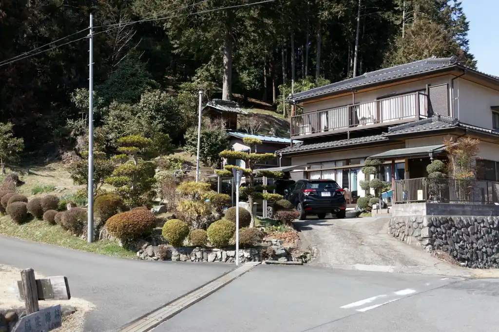 民家の横から出てきました。大丈夫なのかな…と思ったけど、ここしか出るところがないので仕方ない。