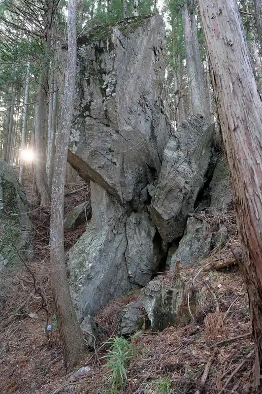 大岩を横目に通過します。
