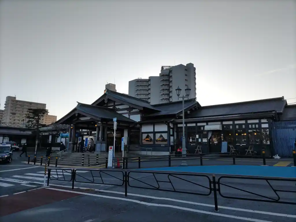 JR高尾駅北口。この右手がロータリーになっていて、バス停があります。