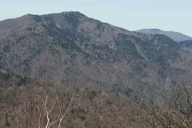 ヘリの音がみたら尾根上にホバリングしてました。
たぶん奥のピークが雲取山だと思うんですが、よくわかりません。
