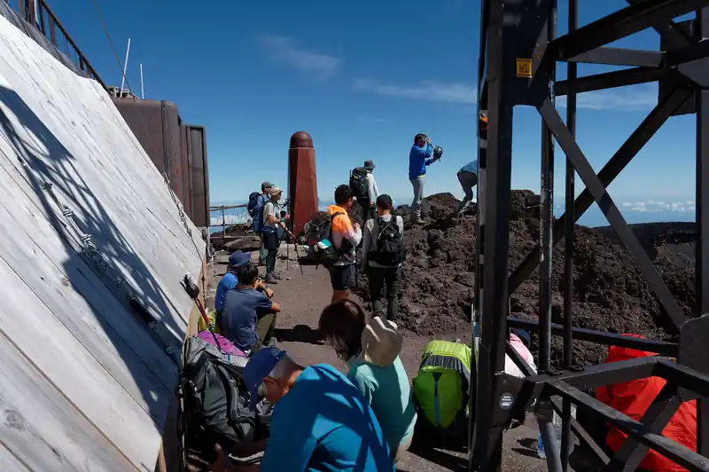 狭いながらも大勢の登山者が休憩中。