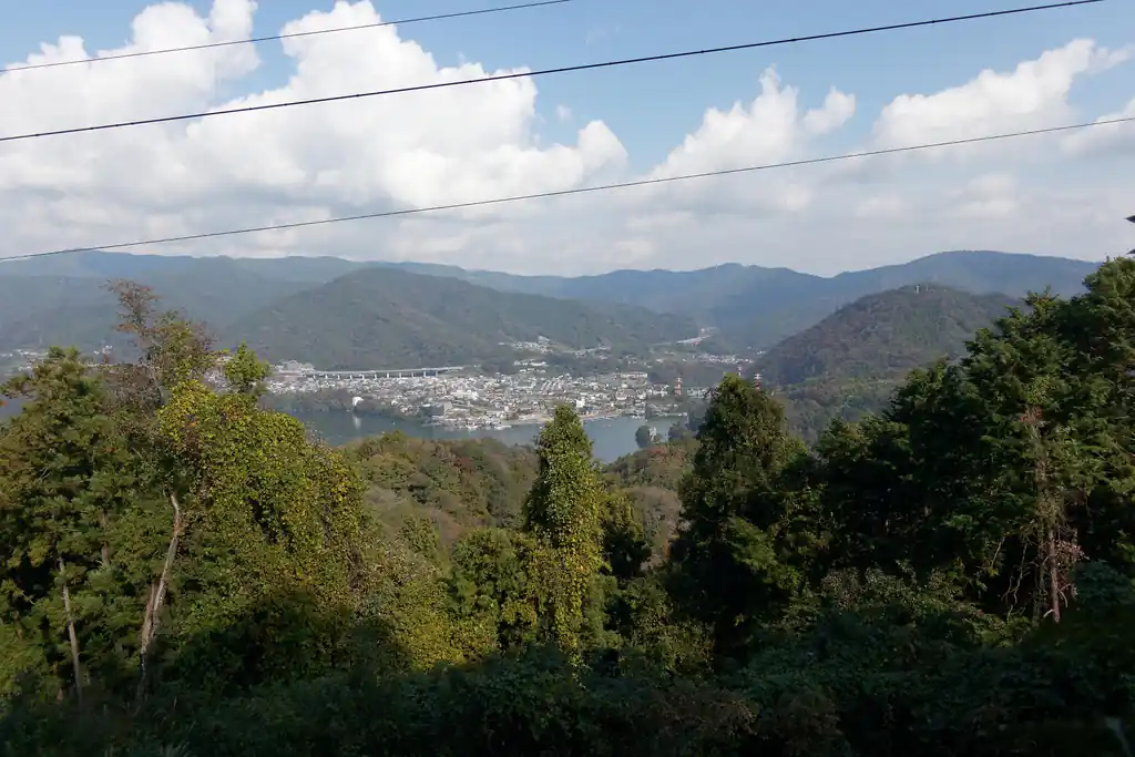 少し急坂を登っていくと、鉄塔にたどり着く。鉄塔がある場所は木が切られているので見晴らしが良いことが多い。
ここも同様で、相模湖を挟んで陣馬高尾縦走路と思われる山並みを見ることができた。
相模湖の右の方にある山が先ほど登ってきた嵐山だな。山頂にアンテナらしい構造物が見える。

中央左寄りにあるのが孫山だろう。孫山からは明王峠に通じる道があり、そこで陣馬高尾縦走路に接続されている。
今日も陣馬高尾縦走路は人気だろうな。