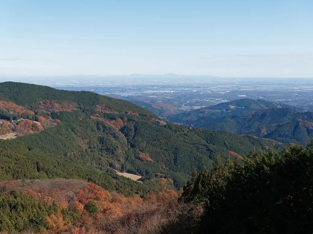 いきなり飛んでこれは大野峠のパラグライダー発進場。
ここは開けていて景色が良く、お気に入りスポットです。
大体ここに来るとザックを下ろしてしばらく景色を楽しむ。

奥に見えるのはたぶん筑波山かな。中央右寄りにある山がたぶん弓立山なんじゃないかと思う。
弓立山も山頂は開けていて見晴らしがよい山です。