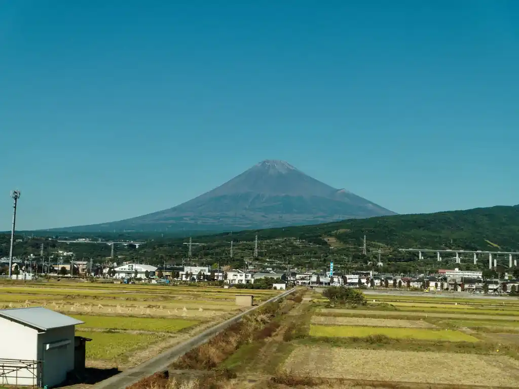  途中で見た富士山。新幹線のアナウンスで、富士山が見えますよっていうのは初めて聞いた。山頂付近は雪が積もっているっぽいけど、まだ全体的にそれほどっぽい。 