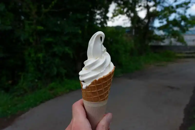 ここで本日の裏テーマ、秩父高原牧場のソフトクリーム。
これ、350円と安い割に濃厚で美味しい。登山のたびにソフトクリーム食べてるけど、本当に大丈夫なんでしょうかね。太らないか心配になるぞ。