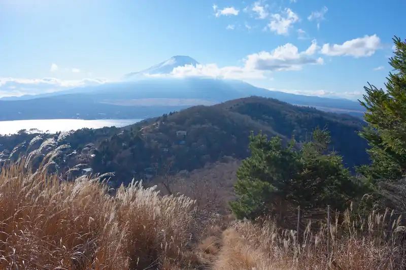 眼下に見える山がこれから歩いていく予定の大平山の方でしょうか。山の斜面に多くの家が建っているのが見えます。
その奥には富士山。なかなか良いロケーションです。おそらく…というかほとんどの家は別荘でしょうか。