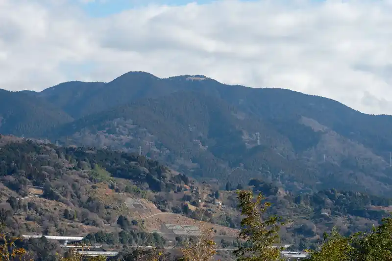 中央上あたりの山頂に木がないあたりが高松山と思われます。