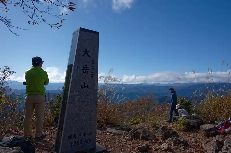 山頂直下の岩場も超えて、山頂に到着。
既に大勢の人で山頂はいっぱい。座るところを探して右往左往。