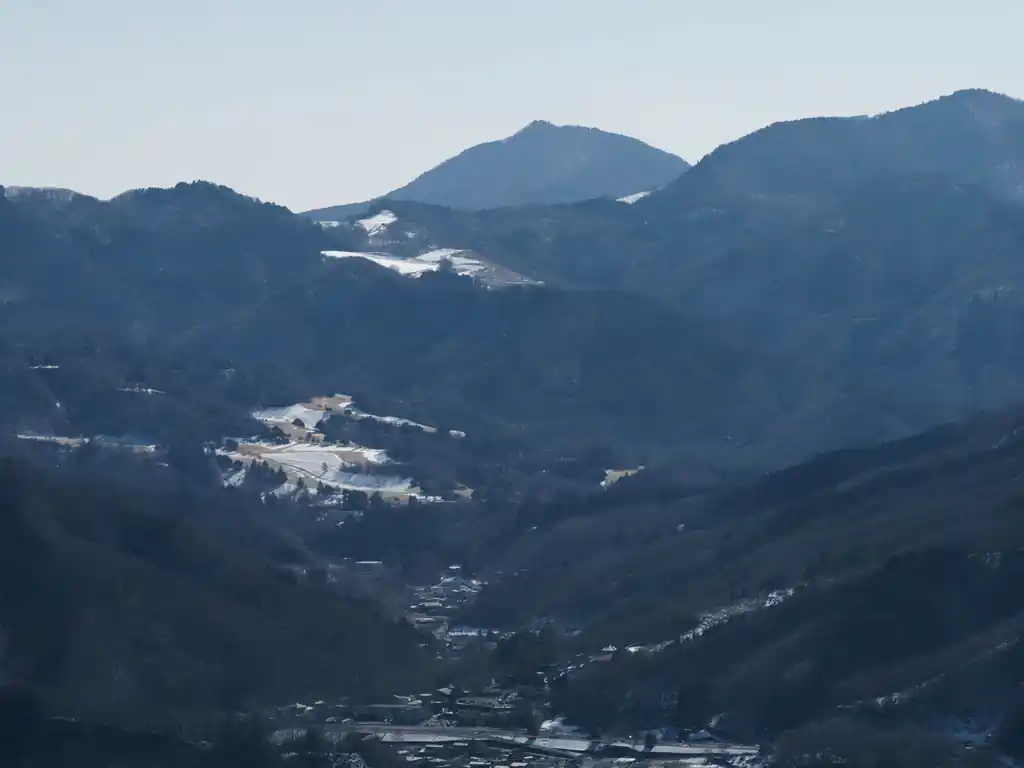 こっちは東秩父のほう。
奥に笠山が見えます。笠山はおっぱい山の愛称で親しまれており、ここから見ると確かにおっぱいみたいな形をしているのがわかりますね。