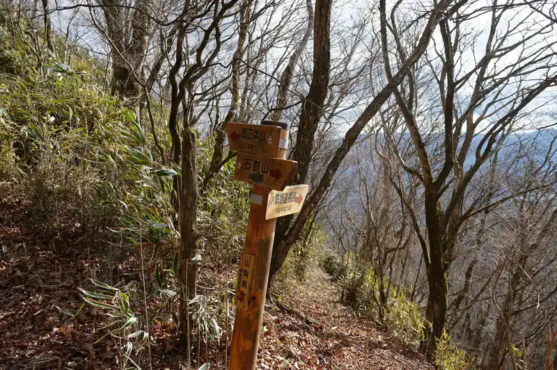 道標。
送電鉄塔巡視路が書かれているのは珍しいというかなんというか。
何も書いてないと、それはそれで巻道だと思って進んでしまう人もいるからなあ。