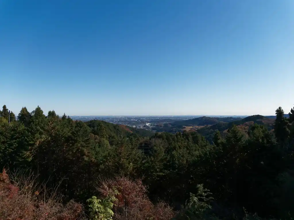 これは桂木観音見晴台から。

平日なので、誰もいないかな、と思っていたが駐車場は満車だし、ハイカーがベンチでお昼を食べていたりするしで、結構人がいて驚いた。この後大高取山まで歩くが、そこでお昼を食べている人も数人いたし、道中結構な人とすれ違う。以前、大高取山を歩いたときもだいぶ人が多いなと思っていたが、やはり人気の山のようだ。

駅から近いし程よい低山で、トイレ、自販機、見晴台完備、歩きやすい道とハイキングにはピッタリだろうなと思う。