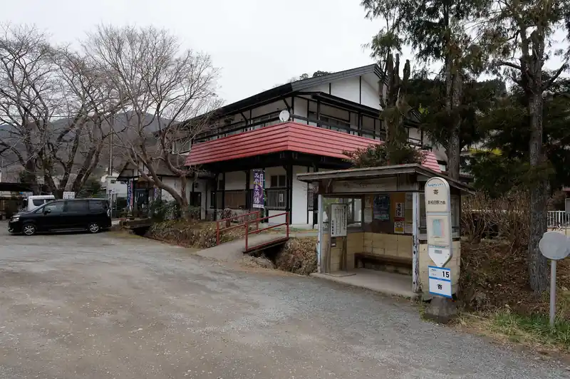 寄バス停に到着。
まだバスまで1時間くらいあります。
途中で追い越したソロ登山者の方も追いついてきて、雑談しながらバスを待ちます。
周囲には自販機、飲食店らしき店くらいしかありません。

14時15分頃にバスがやってきて、ちょうどその頃雨が振り始めました。