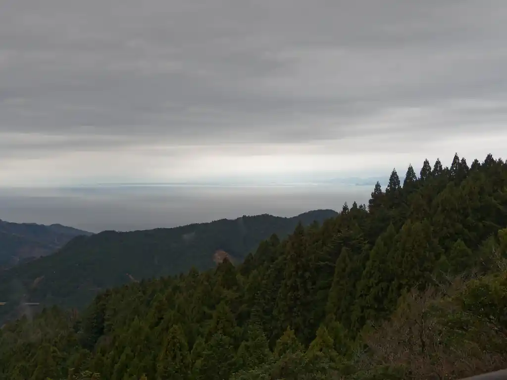 少し歩くと舗装路に出て、駿河湾が一望できる。
この日は爆風が吹いていて、こういうところではもれなく爆風の餌食となる。気温自体は12月としては比較的暖かいのだが爆風のおかげで結構寒く、長居はできない。