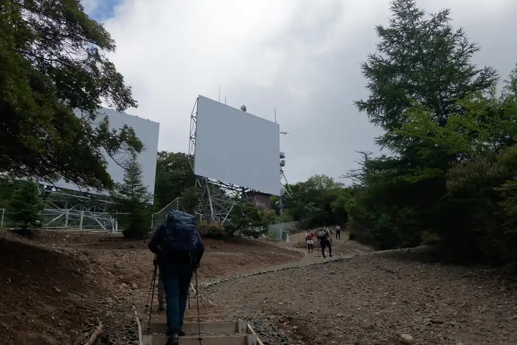 三つ峠山山頂に行くには、またまた階段を登る必要があります。ここまで登ってきてまたこれかよ～！と思いますが、ここは我慢して登りましょう。
ステップはそれほど大きくないので、歩きやすい階段です。