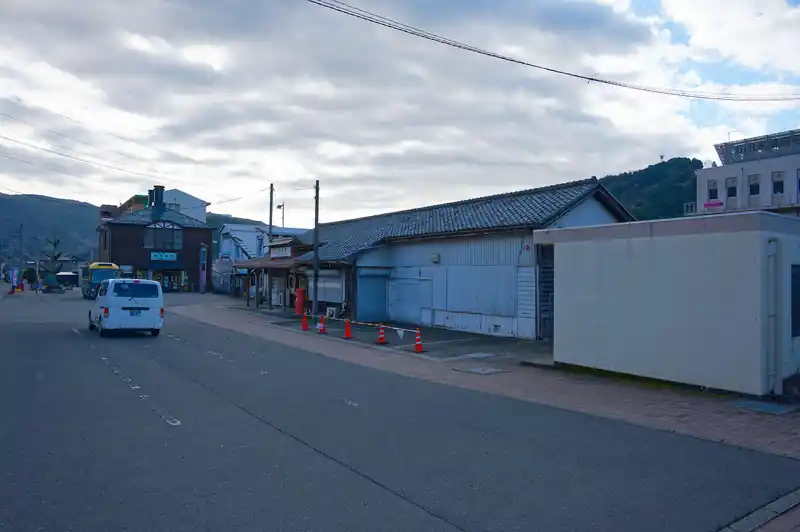 松田駅までは小田急線で来たんですが、そこから御殿場線の山北駅まで移動するのは時間がかかります。
御殿場線は本数が少ないため、松田駅での待ち時間が長く、どうしようかな～と計画段階で考えていたんですが、調べてみると山北駅までバスが出ていたので、それに乗って電車を乗り継ぐより若干早く山北駅に到着です。

隣のバス乗り場の西丹沢ビジターセンター行きのバス停には、大勢の登山者が列をなしていたんですが、ワタシが乗った山北駅行きはガラガラです。記憶によるとワタシ込み3～4人程度。

なお、写真右側の白い小屋みたいな建物がトイレです。
