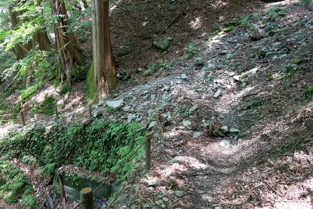 こういう崩落地もあり・・・ただ通過する分には全く問題ありません。