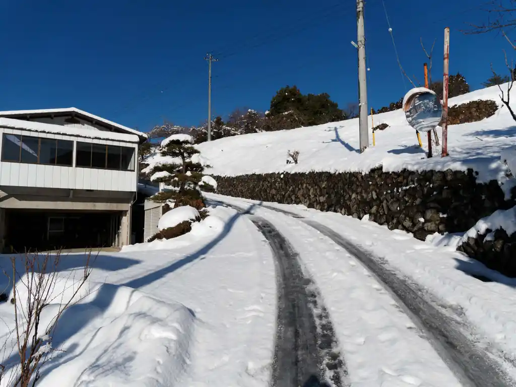 しかし登り始めからこんなに積もっているとは…。

実は去年の今時期にも積雪の横瀬丸山に登っているんですが、そのときは登山道に入るまでそれほど雪はありませんでした。

たぶん、昨日降ったのでまだ除雪が終わってないんでしょうね。