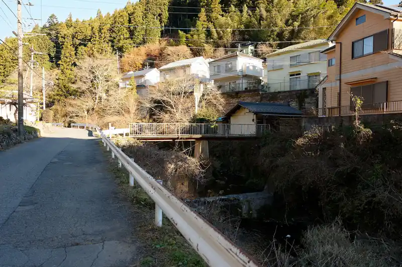 いつもは写真中央の橋を渡って関八州見晴台に登るのだが、今日はそのまま舗装路を歩いて北川集落を目指す。