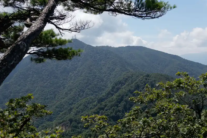 こちらは今から歩く予定の三つ峠までの稜線。
これから標高を落としてまた三つ峠手前で大きく標高を稼がないといけません。先が思いやられる…。