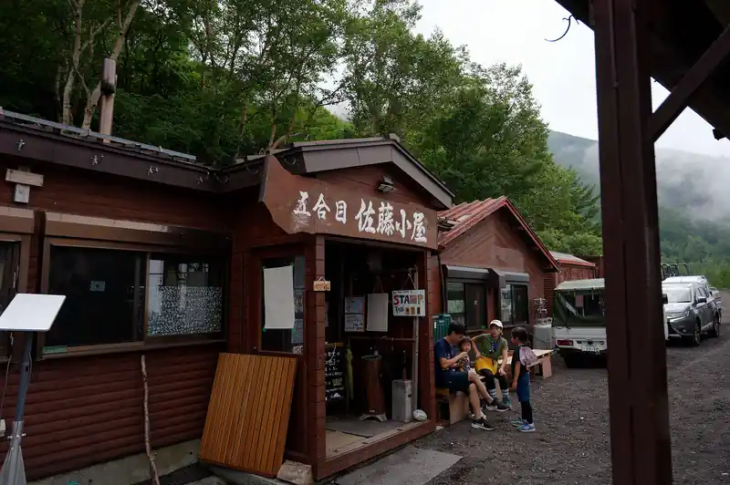 登り切ると五合目の佐藤小屋。
私はここで瓶コーラを買い、小休憩。
一緒に歩いていたフランス人留学生とはここでお別れ。私は富士スバルライン五合目にある雲上閣に宿泊予定だったのだが、留学生は別の山小屋泊である。